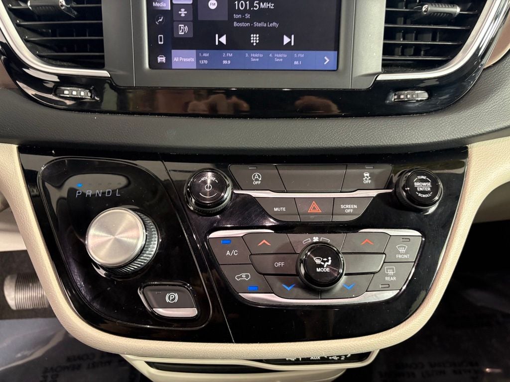 2022 Chrysler Voyager LX
