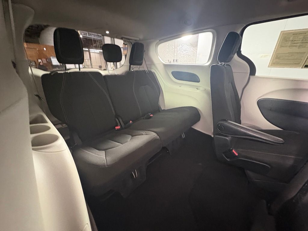 2022 Chrysler Voyager LX